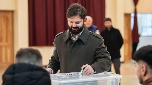 "Lo que viene no va a ser fácil, pero Jeannette sabe de batallas difíciles": Presidente Boric se refiere al resultado de las Primarias
