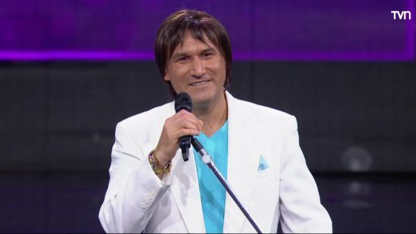 Hasta llevó rosas: Roberto Carlos encantó con “Cama y Mesa”
