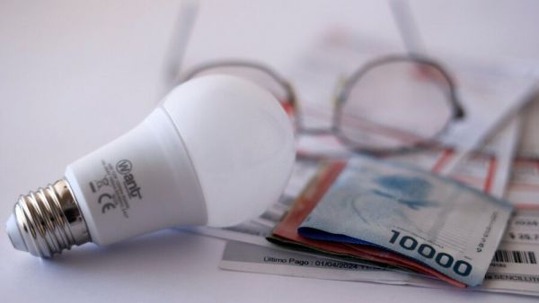 <p>Imagen referencial cuenta de la luz </p>Subsidio Eléctrico 2025: conoce los plazos de postulación para el tercer llamado
