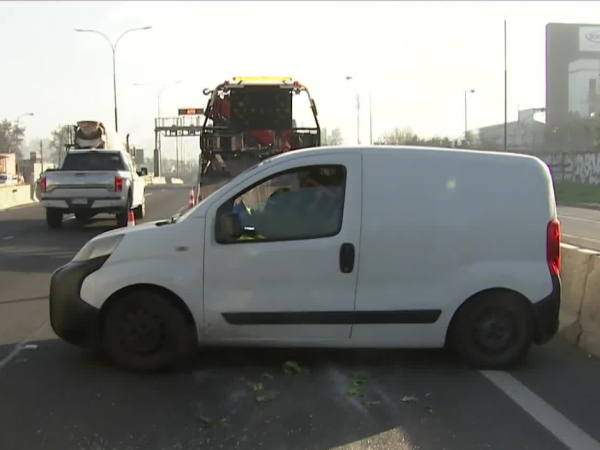 Imagen camioneta detenida en Autopista Central