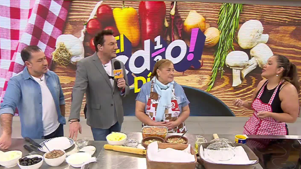 <p>Daniel Fuenzalida, Chico Pérez, Tía Mari y Pamela Leiva en el Medio Día </p>La "Tía Mari" nos visitó en El Medio Día para preparar unas ricas empanadas
