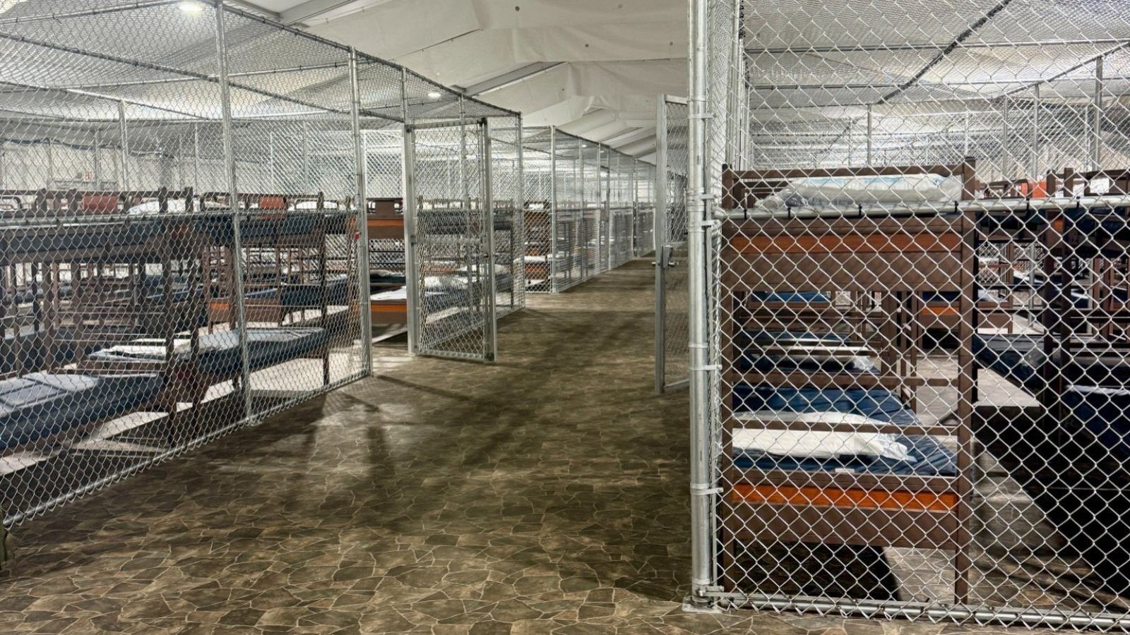 "Alcatraz de los caimanes": así es la nueva cárcel para migrantes en Estados Unidos
