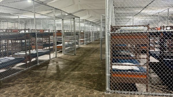 "Alcatraz de los caimanes": así es la nueva cárcel para migrantes en Estados Unidos
