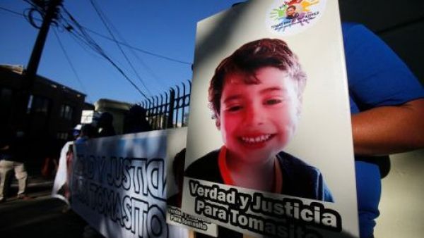 Justicia absuelve a tío abuelo de Tomás Bravo y plantea "duda razonable" sobre participación de un tercero
