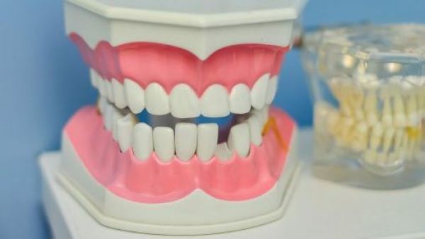 5 hábitos que parecen inofensivos, pero dañan tus dientes más de lo que crees
