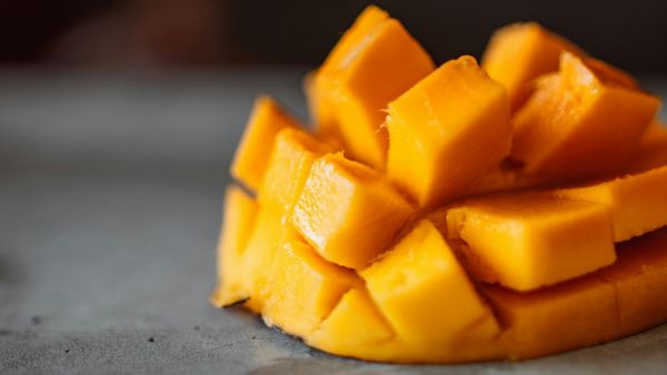 <p>Imagen referencial mango </p>Niña de tres años falleció intentando cortar un mango: se hirió en el cuello

