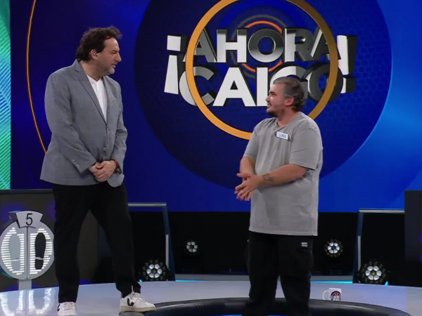 Daniel Fuenzalida conversando con participante en Ahora Caigo