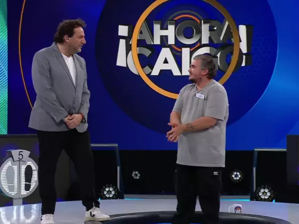 Daniel Fuenzalida conversando con participante en Ahora Caigo