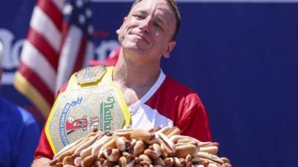 Ganó, pero no superó su récord: el "rey del hot dog" comió 70 completos en diez minutos