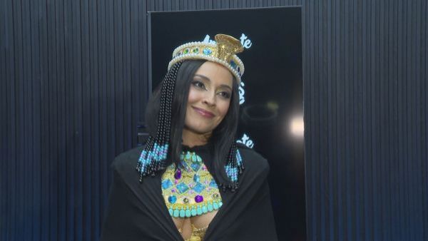 Baño de leche y una boa: Así fue el show de Camila Polizzi en club nocturno
