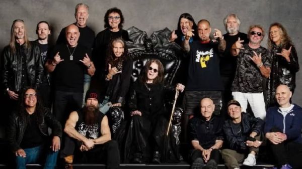 Los miembros originales de Black Sabbath acompañados de leyendas del heavy metal.