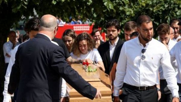 <p>Funeral de Diogo Jota en Portugal </p>"En el corazón de todos": Las conmovedoras imágenes del funeral de Diogo Jota y su hermano en Portugal
