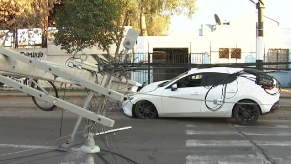Dejaron a todo un barrio sin luz: Jóvenes delincuentes protagonizan impactante accidente en Lo Espejo
