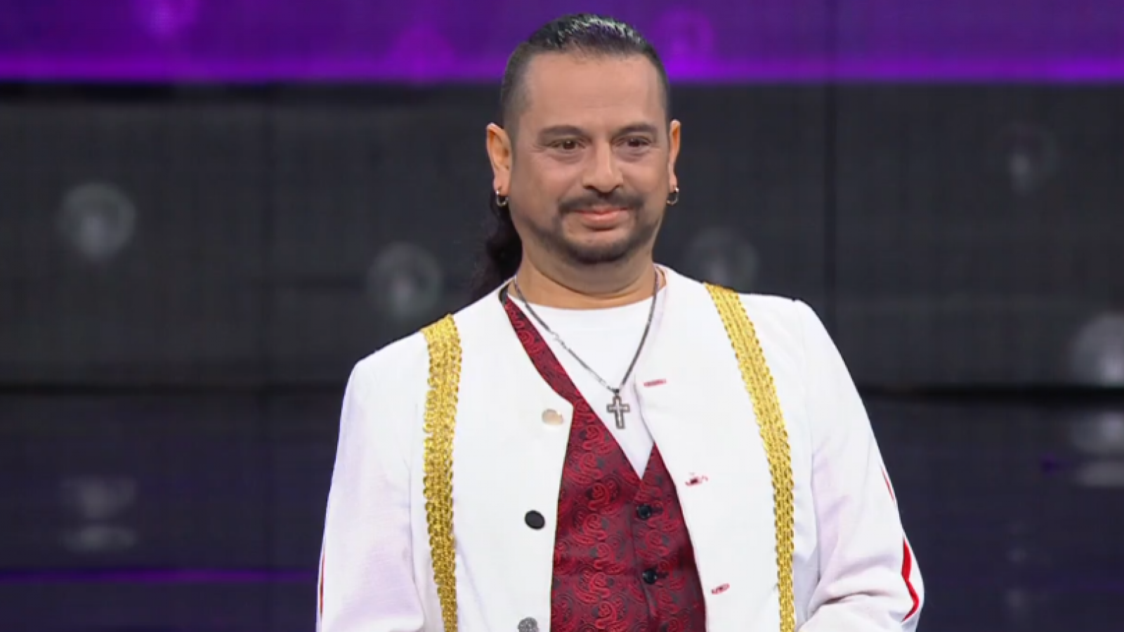 Ráfaga hace bailar al jurado con "Mentirosa"
