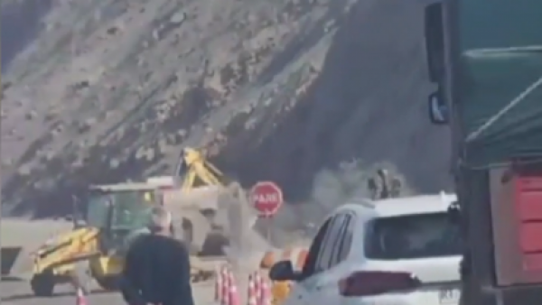 Peligroso derrumbe impacta a maquinaria en la cuesta Chinchorro de Arica
