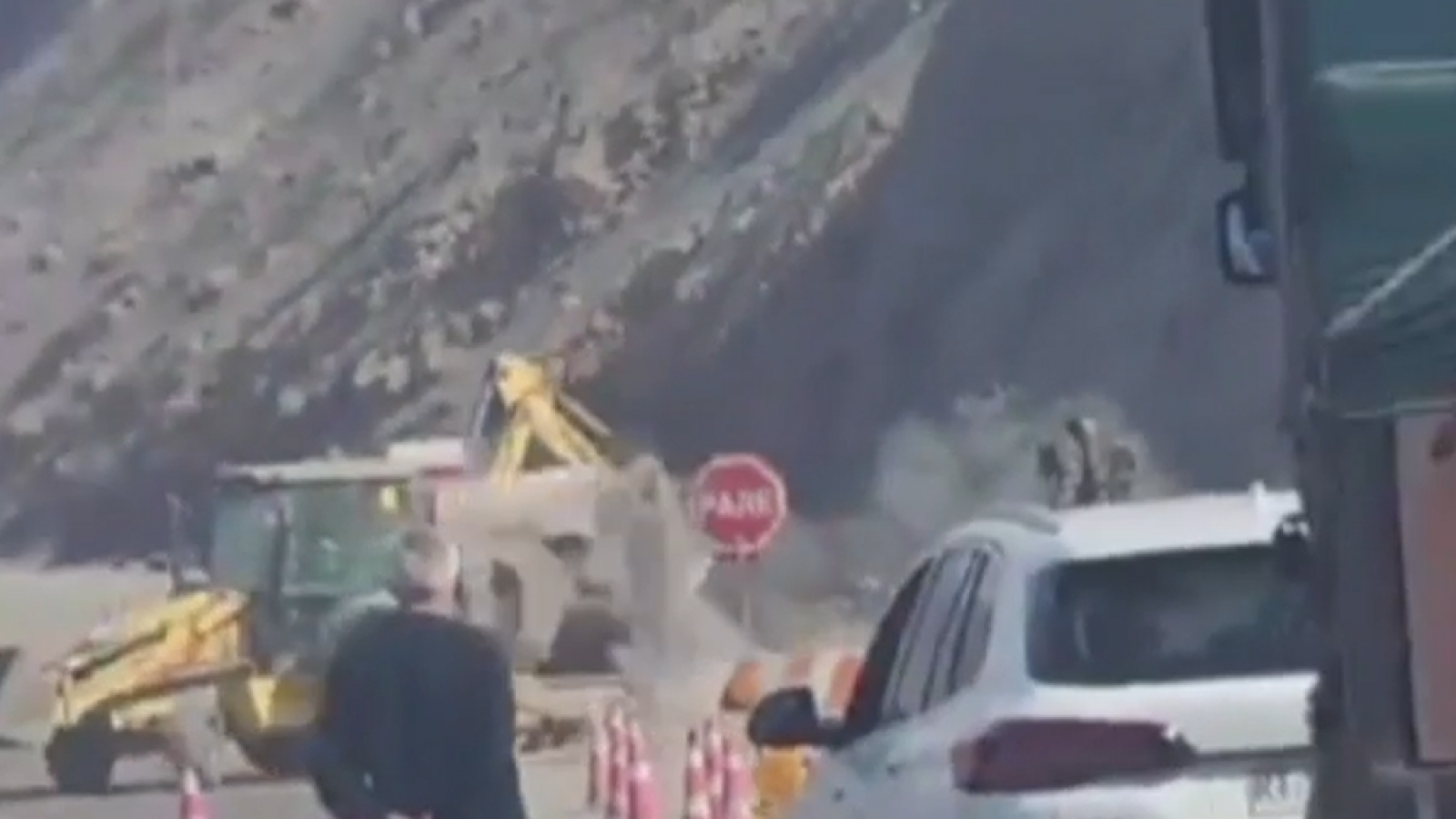Peligroso derrumbe impacta a maquinaria en la cuesta Chinchorro de Arica
