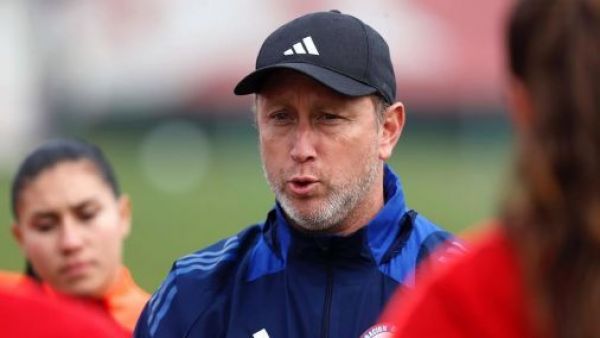 Luis Mena: el "multicampeón" entrenador de la Roja en la Copa América femenina

