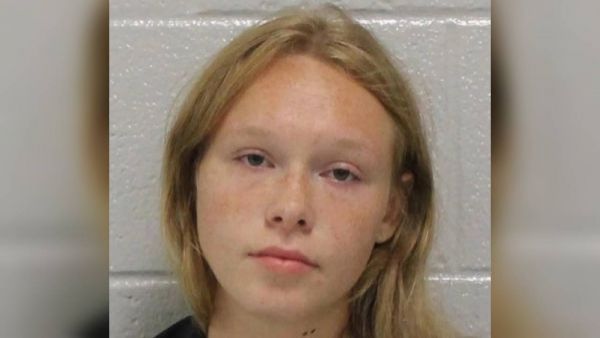 Adolescente asesina a su madre y su padrastro: hermana de 6 años encontró los cuerpos
