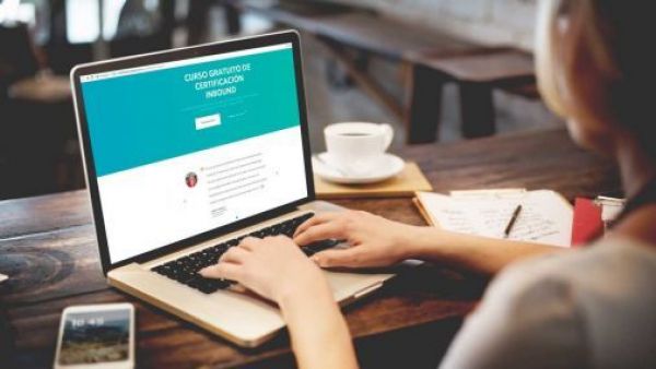 Ofrecen más de 100 cursos gratuitos y certificaciones de marketing e IA
