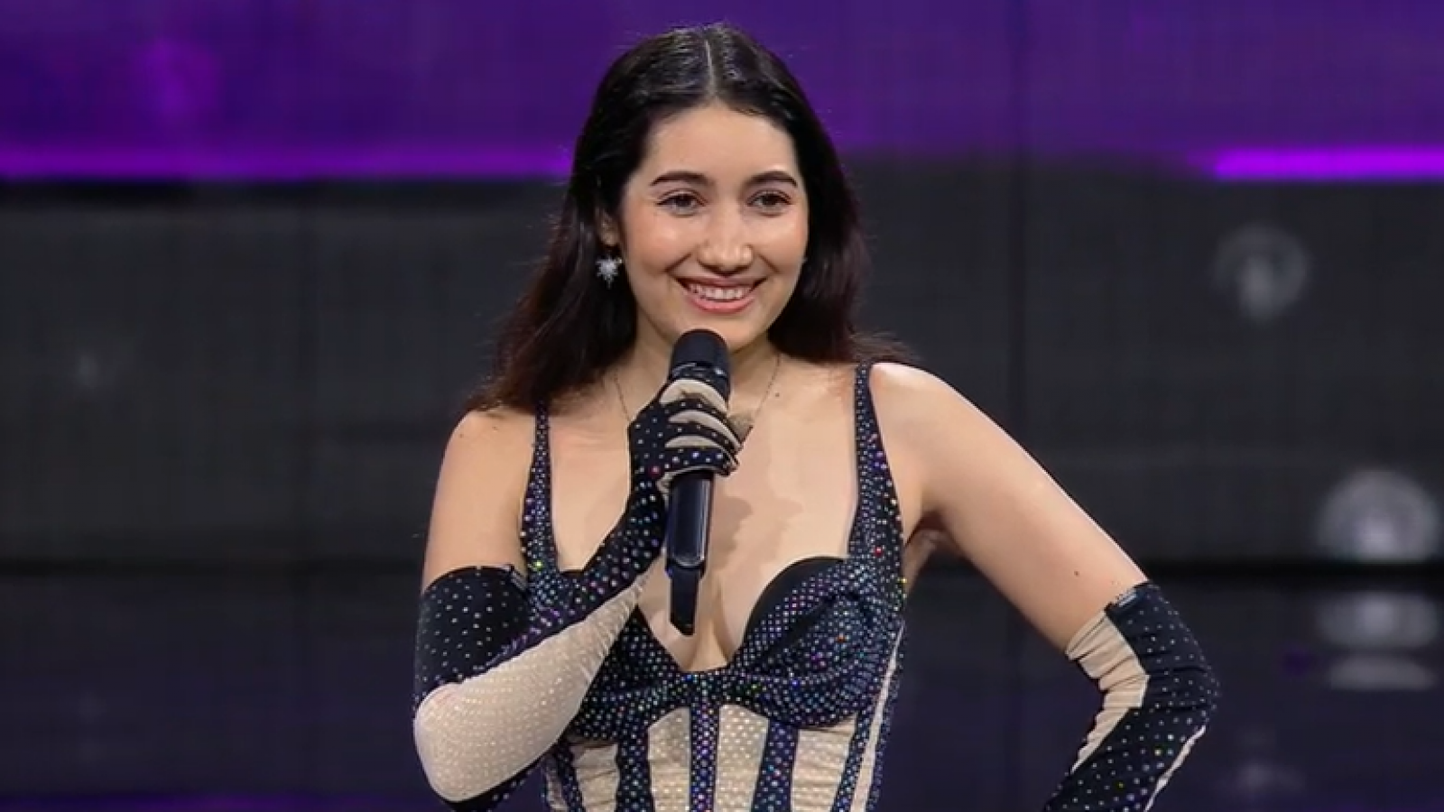 "Buena actitud, buen traje": Dua Lipa se la juega en Mi Nombre Es
