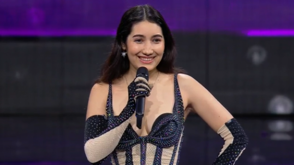 "Buena actitud, buen traje": Dua Lipa se la juega en Mi Nombre Es
