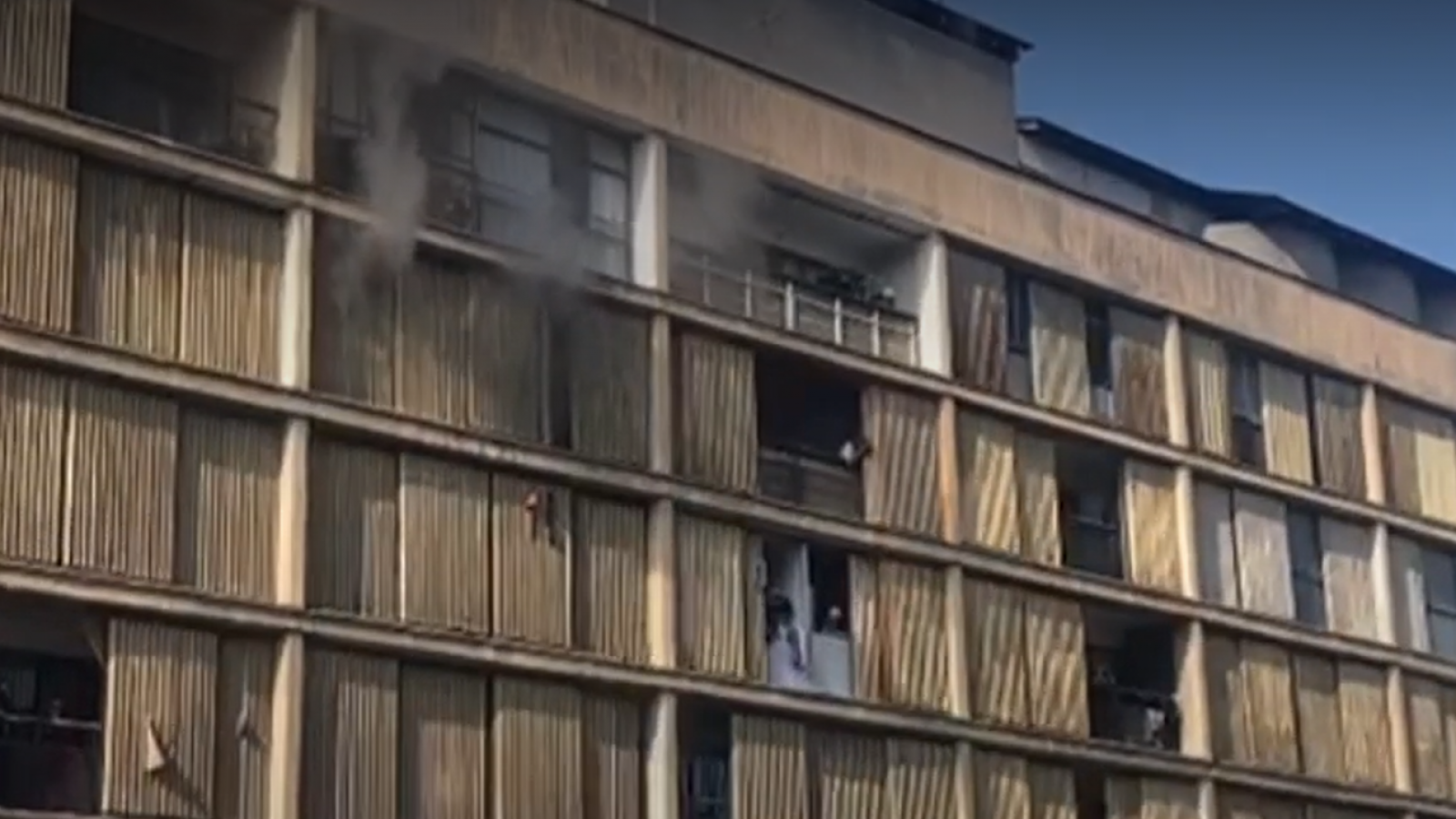 Gran incendio mantienen a personas atrapadas en edificio en pleno centro de Santiago
