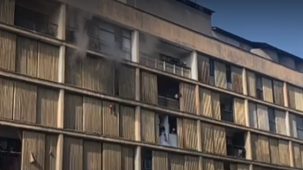 Gran incendio mantienen a personas atrapadas en edificio en pleno centro de Santiago
