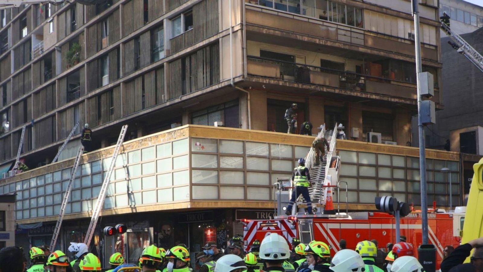 Gran incendio en Santiago: ¿Qué había en las bodegas ilegales?

