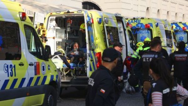 Evacuados y un perrito fallecido: El complejo trabajo de bomberos para controlar grave incendio en Santiago
