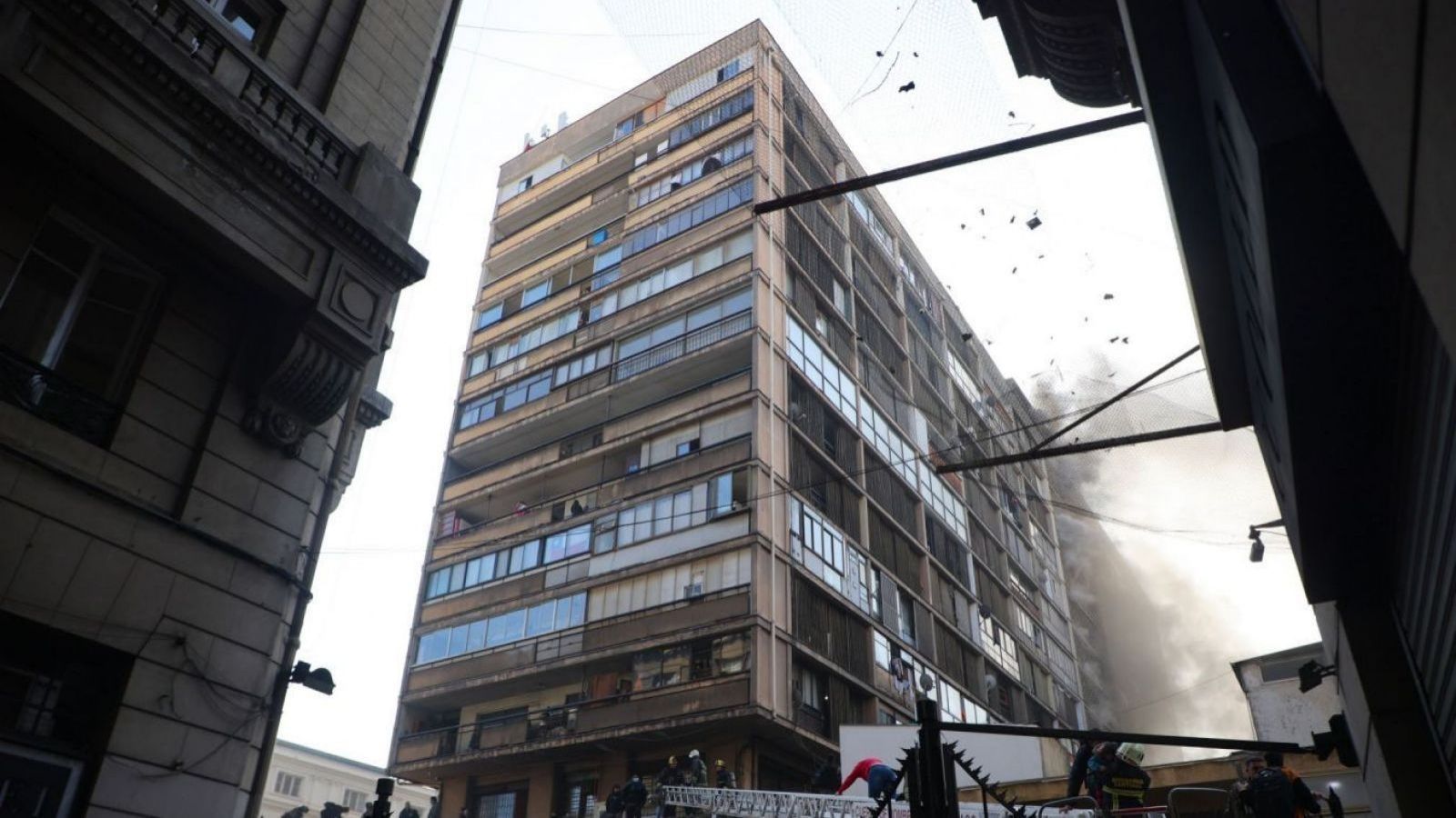 Experto de seguridad por incendio en edificio de Santiago: "Se compromete la estructura"
