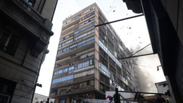 Experto de seguridad por incendio en edificio de Santiago: "Se compromete la estructura"
