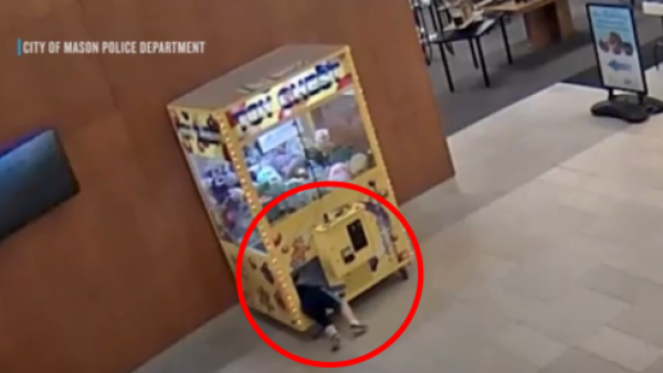 Rescatan a ñiño atrapado en máquina para agarrar peluches en EE.UU.
