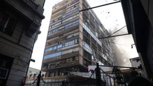 Municipalidad de Santiago interpondrá acciones legales por incendio en edificio: Aún no es controlado
