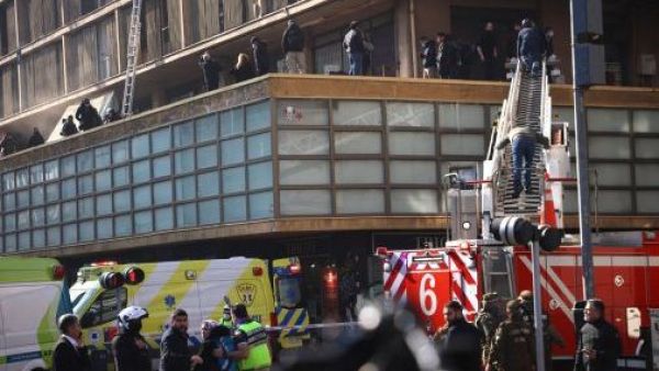 Bomberos declara como "controlado" el incendio en edificio de Santiago Centro

