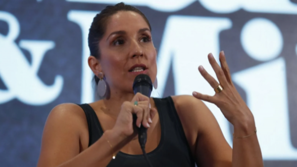 Mariana Loyola causa furor por veraniega fotografía en sus redes sociales
