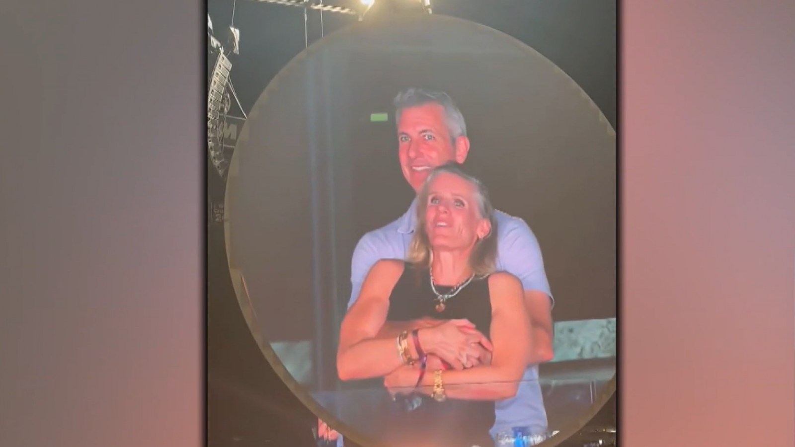 Escándalo mundial por supuesta infidelidad de millonario en pleno concierto de Coldplay
