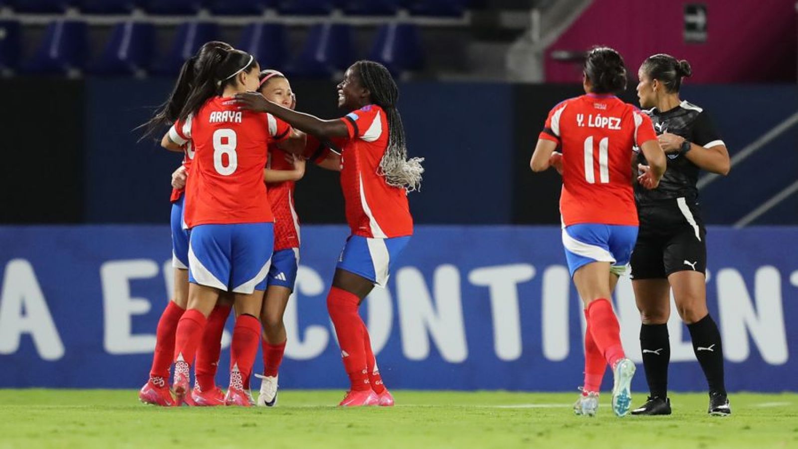 Las jugadoras chilenas celebrando el primer gol ante Argentina.