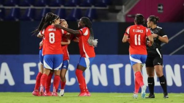 <p>Las jugadoras chilenas celebrando el primer gol ante Argentina.</p>¡Arriba la Roja!: Revive el gol con que Chile está venciendo a Argentina
