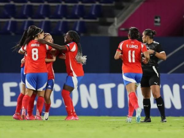 Las jugadoras chilenas celebrando el primer gol ante Argentina.