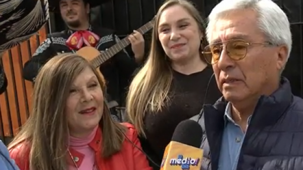 "El Medio Amor" celebra a pareja de 50 años de matrimonio
