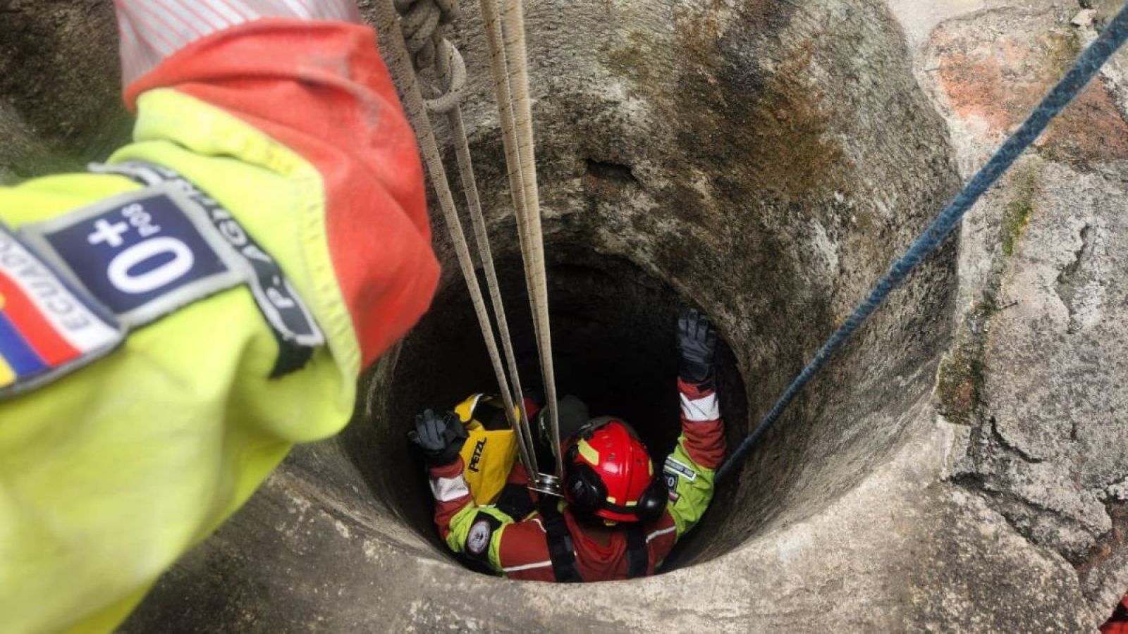 Rescatan a hombre de 76 años que cayó a un pozo de 20 metros en Ecuador