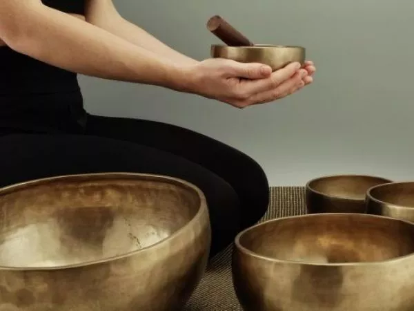 Tenía cáncer de mama y guía espiritual la convenció de no tratarse: falleció tras engaño