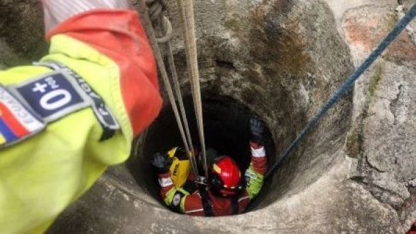 <p>Rescatan a hombre de 76 años que cayó a un pozo de 20 metros en Ecuador</p>Rescatan a hombre de 76 años que cayó a un pozo de 20 metros en Ecuador
