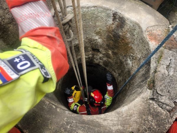 Rescatan a hombre de 76 años que cayó a un pozo de 20 metros en Ecuador