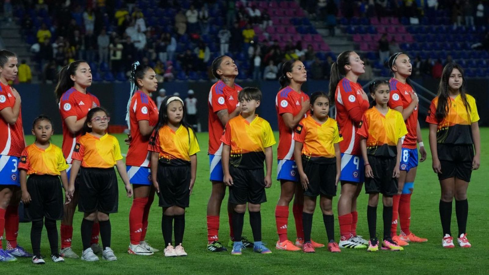 La Selección chilena entonando el himno nacional antes del partido ante Ecuador.