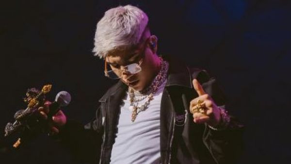 <p>Jairo Vera durante una presentación en vivo.</p>Acusan a Jairo Vera por violación de una menor de edad: tribunal decretó prisión preventiva
