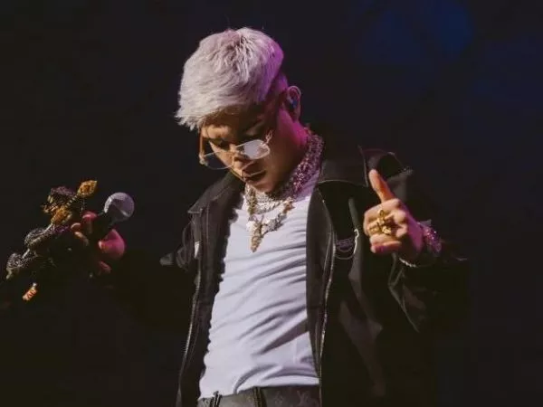 Jairo Vera durante una presentación en vivo.