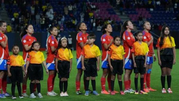 La Selección chilena entonando el himno nacional antes del partido ante Ecuador.