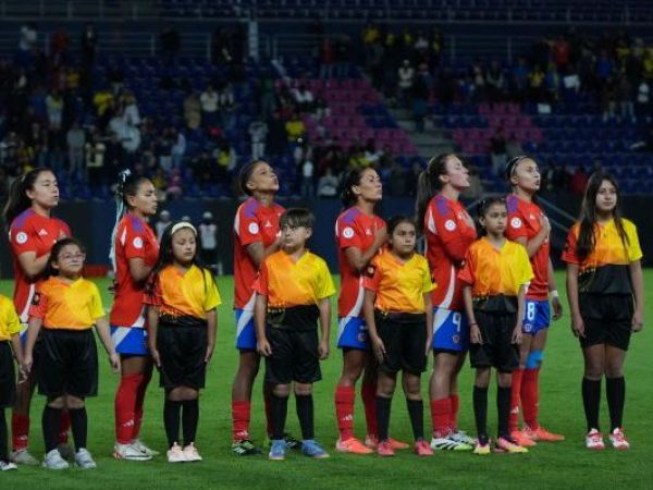 La Selección chilena entonando el himno nacional antes del partido ante Ecuador.