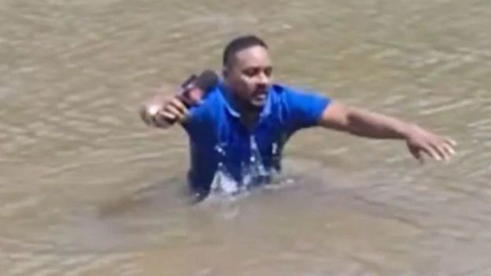 Periodista investigaba caso de niña desaparecida y halló su cuerpo en pleno despacho en vivo